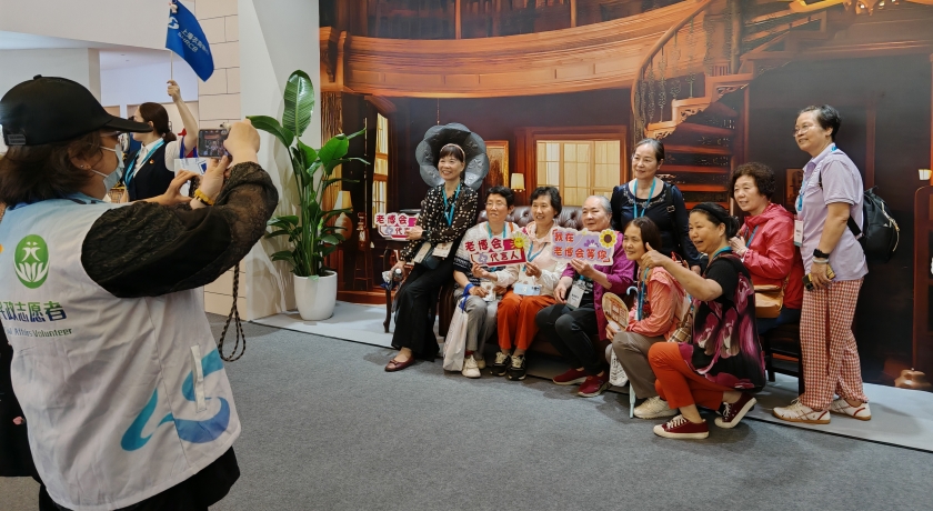 20250613科技助老真嗲，老人故事真暖——2025上海老博会党群服务站侧记_副本.jpg