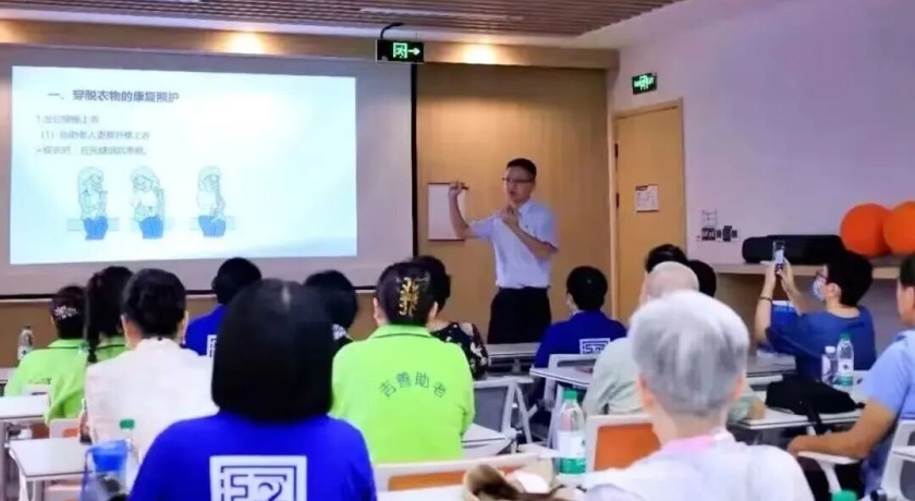 杨浦：80、90后养老护理大师火了！居民追着记笔记