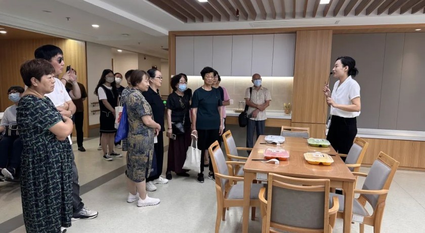 政府开放月丨共享晚年生活,松江市民代表探访家门口的“医养结合”养老机构_副本.jpg 政府开放月丨共享晚年生活,松江市民代表探访家门口的“医养结合”养老机构_副本.jpg